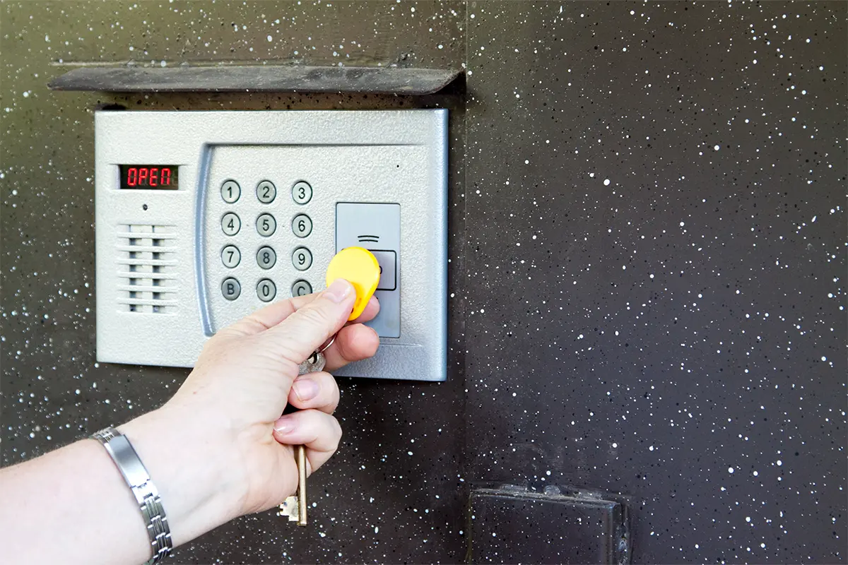 Accessi non autorizzati in condominio: come prevenire intrusioni estive con portoni sicuri, videocitofoni e controllo accessi smart.