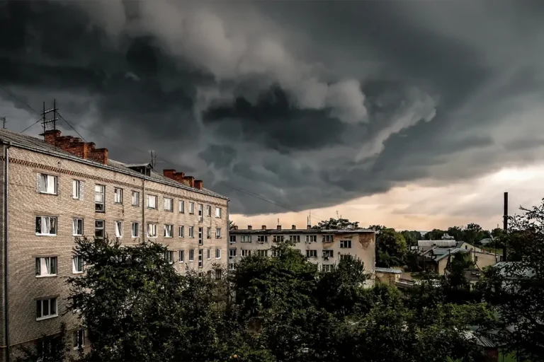 Eventi meteorologici estremi in condominio: come prepararsi con manutenzione preventiva, coperture assicurative e piani di emergenza.